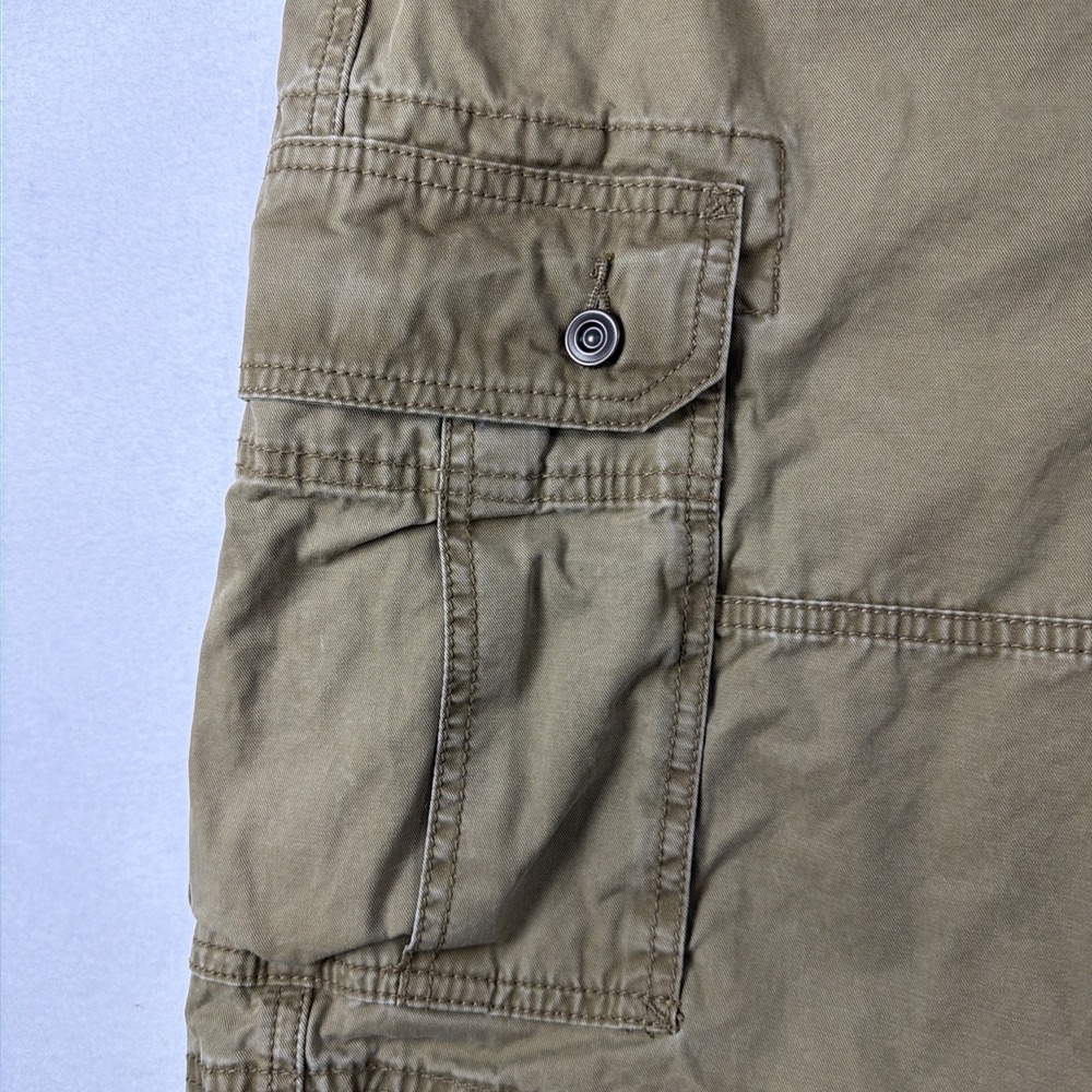 Levi's Men's Size 42 Dark Khaki Cargo Shorts Camping, Exploring, Hiking, Casual - Picture 3 of 16